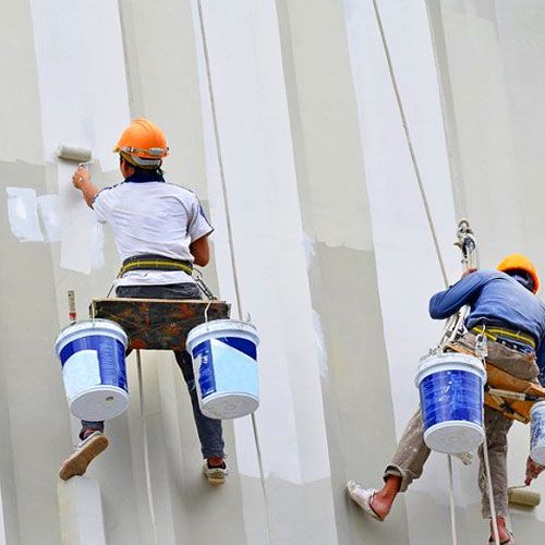  عمال يقومون بدهانات خارجية 