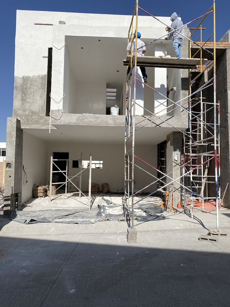 عمال يطلون جدار بدقة عالية الرياض